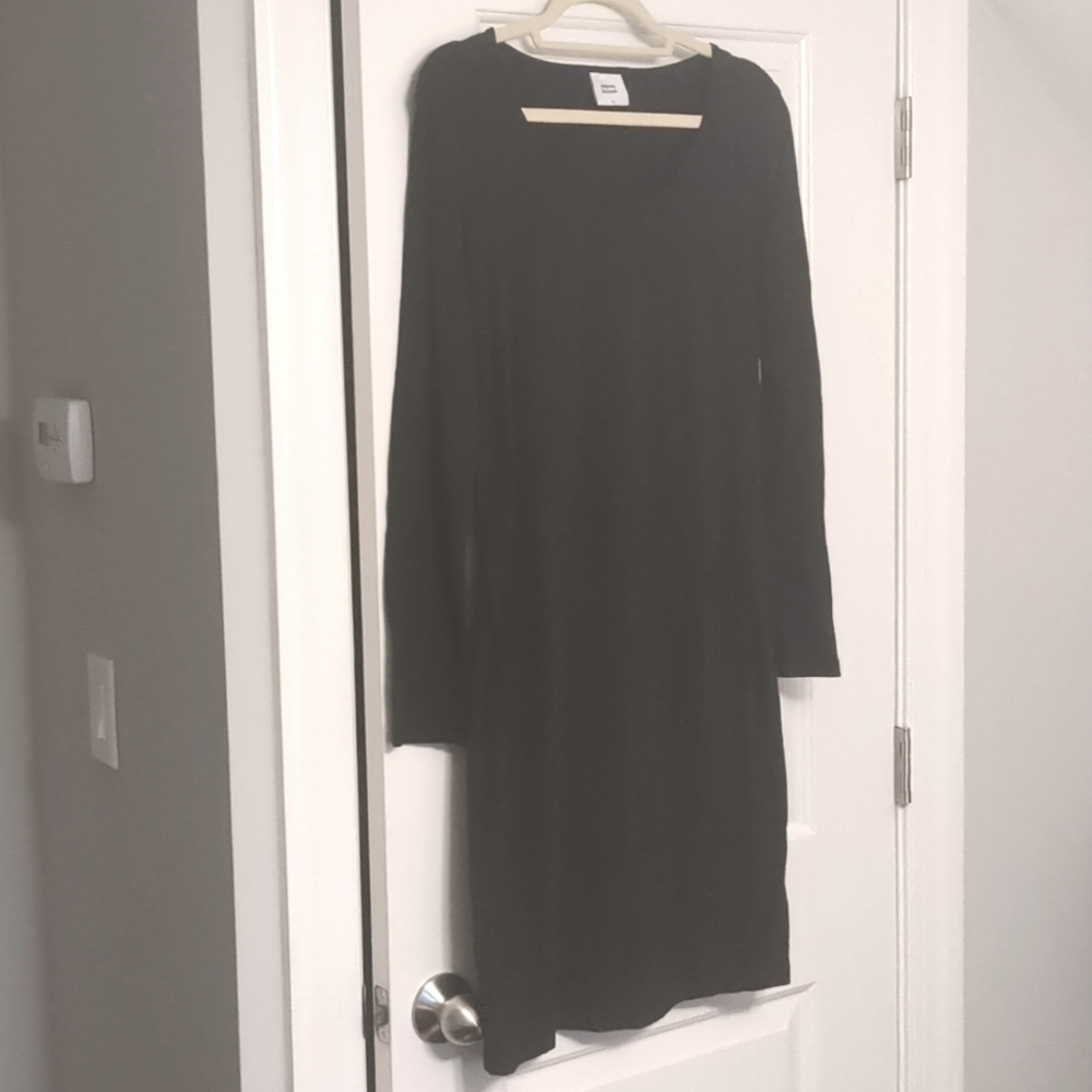 Black bodycon maternity dress in xl. Ruched sides. Pairs perfectly with a shawl